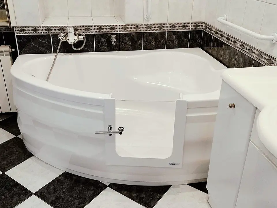 Badewanne mit Tür